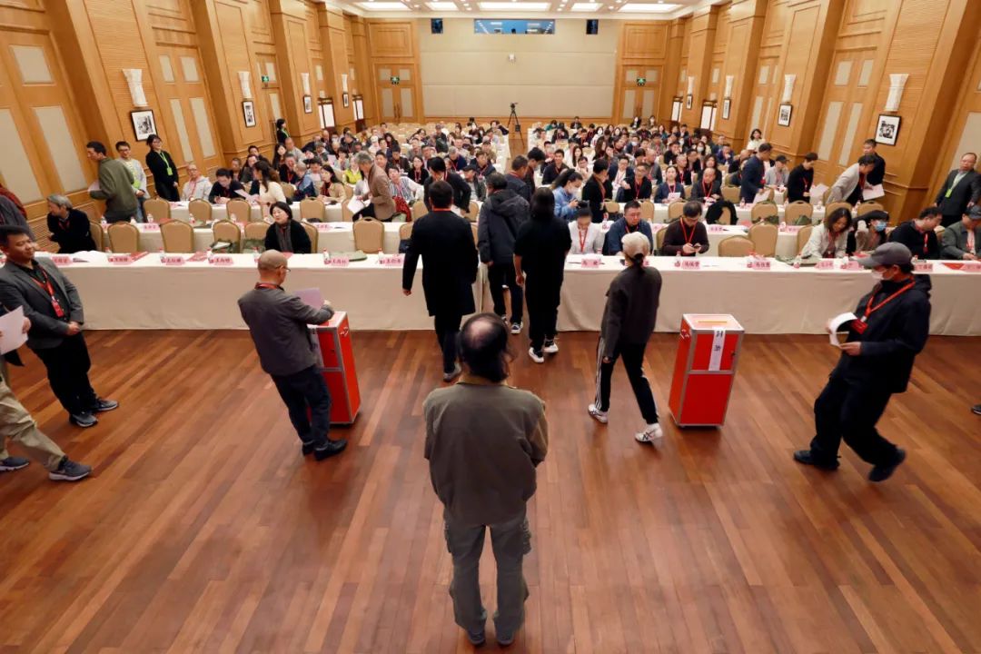 上海市美术家协会第九次会员代表大会召开，曾成钢当选主席