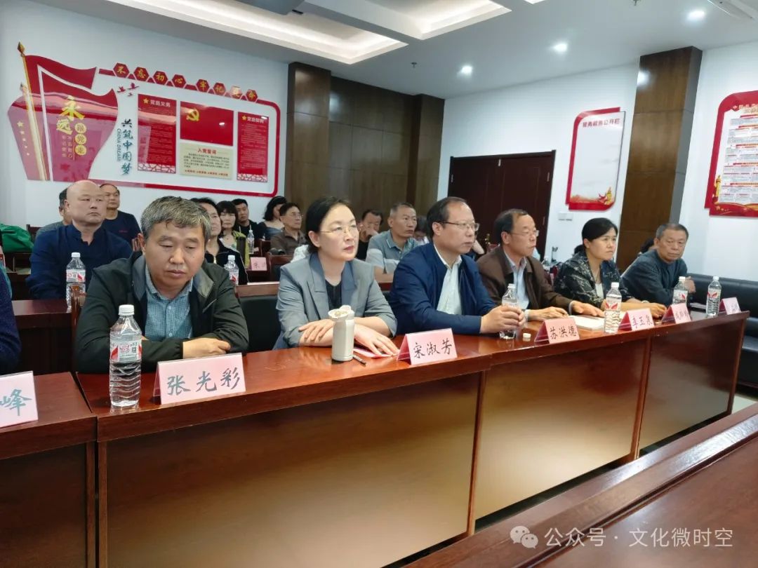 质朴的语言  入心的教导，岳海波综合材料绘画创作专题讲座在滨州开讲