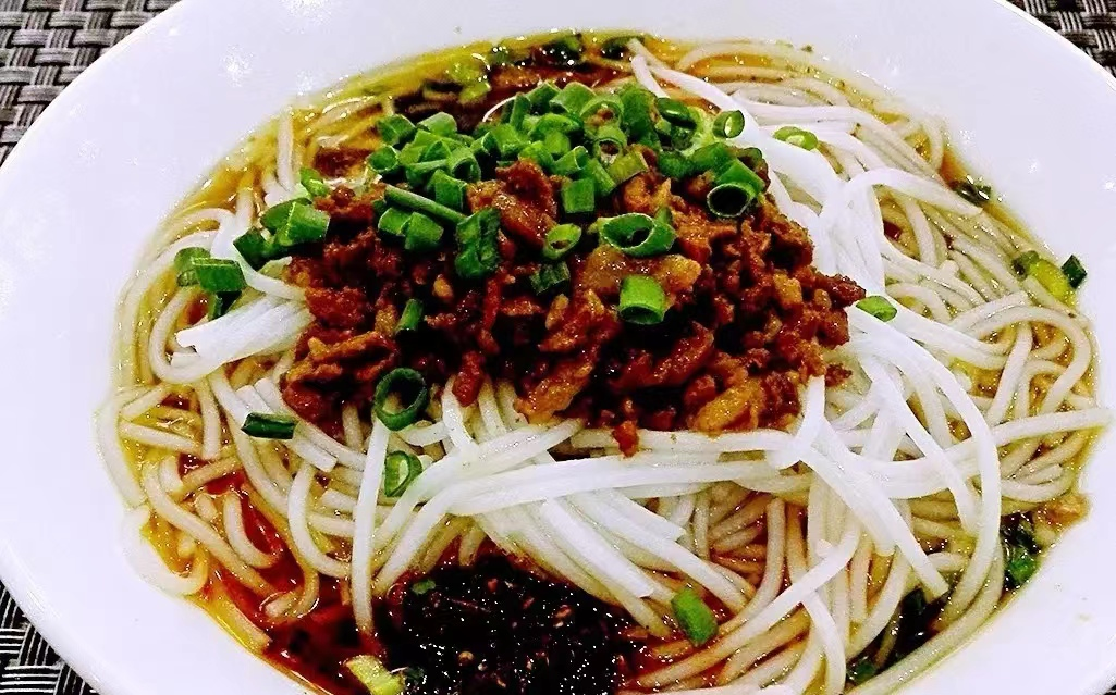 肉薄、碗大、汤沸……这才是标准的云南“过桥米线”