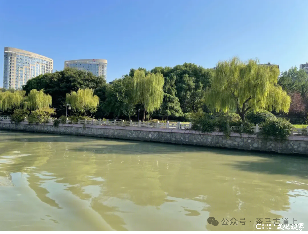 和舒建新一起陪友人游古运河，赏扬州韵
