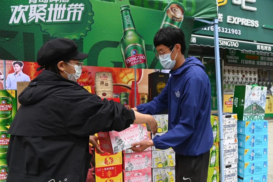 青岛啤酒开展“欢聚地带进社区”活动，新鲜好酒一应俱全