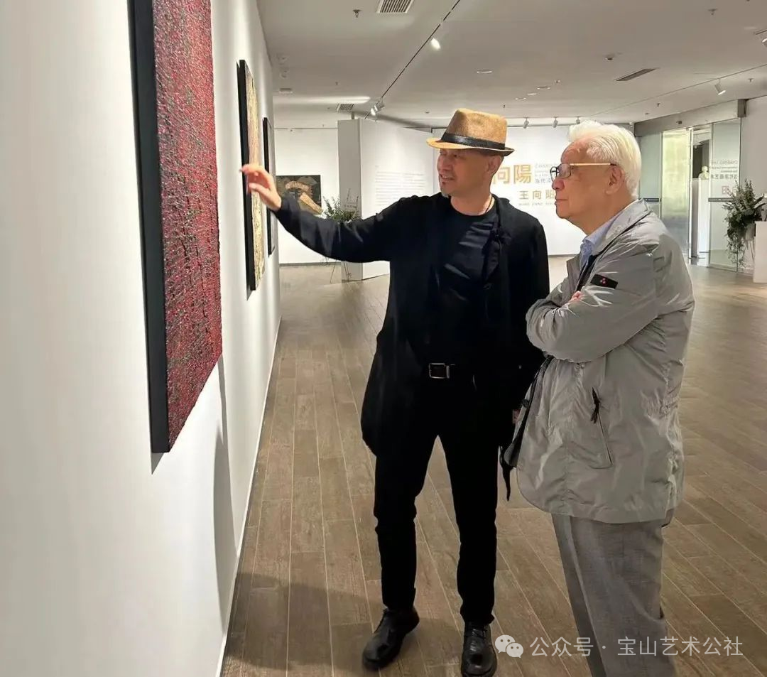 他就像炼金术师一样丨“ 向阳——王向阳当代漆画艺术个展”在杭州展出