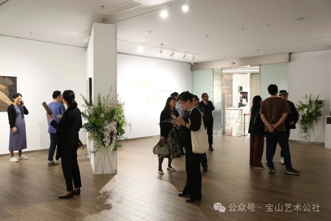 他就像炼金术师一样丨“ 向阳——王向阳当代漆画艺术个展”在杭州展出