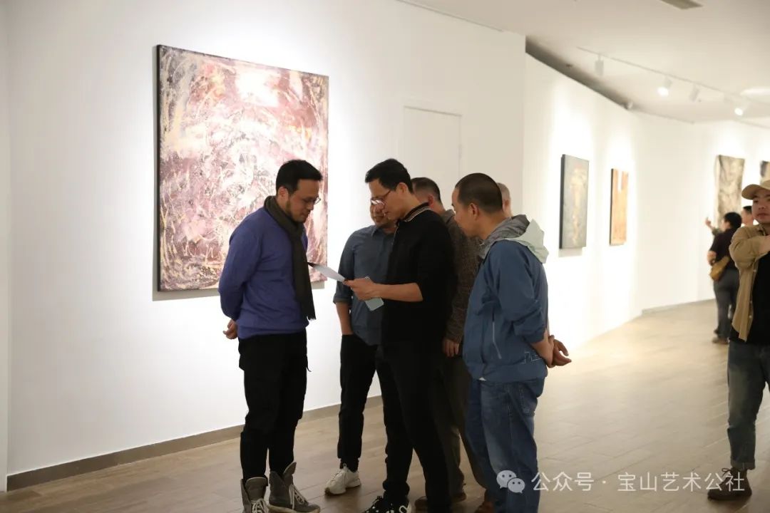 他就像炼金术师一样丨“ 向阳——王向阳当代漆画艺术个展”在杭州展出