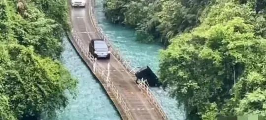 恩施狮子关事故网红浮桥承建方：出车祸不能怪修路的