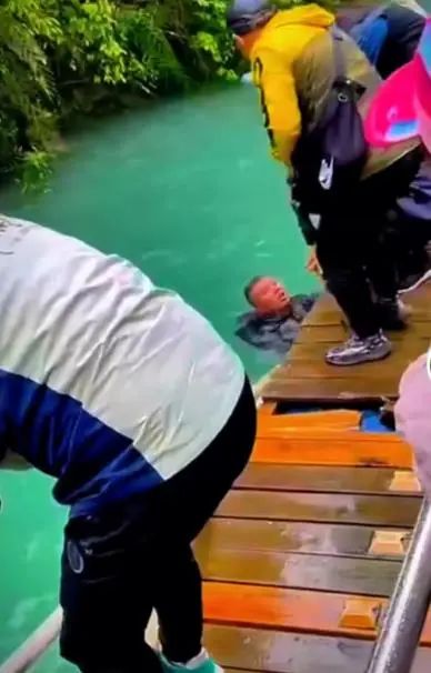 恩施狮子关事故网红浮桥承建方：出车祸不能怪修路的