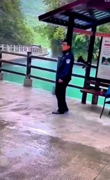 恩施狮子关事故网红浮桥承建方：出车祸不能怪修路的