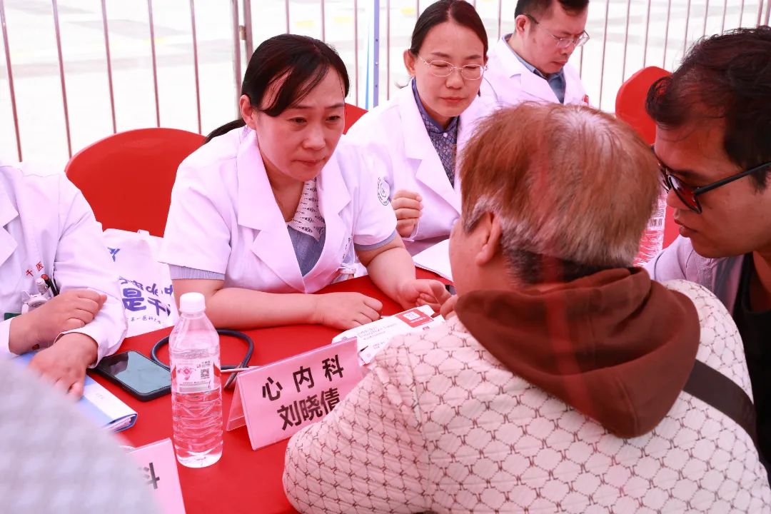 山一大一附院组团参加“传承红医精神，护佑百姓健康”济南泉城广场义诊活动