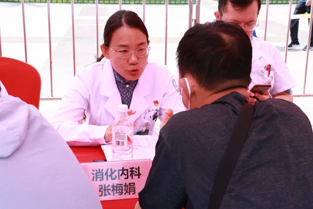山一大一附院组团参加“传承红医精神，护佑百姓健康”济南泉城广场义诊活动