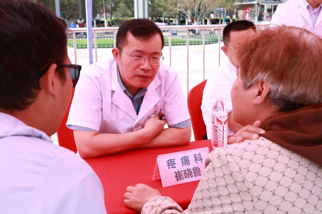 山一大一附院组团参加“传承红医精神，护佑百姓健康”济南泉城广场义诊活动