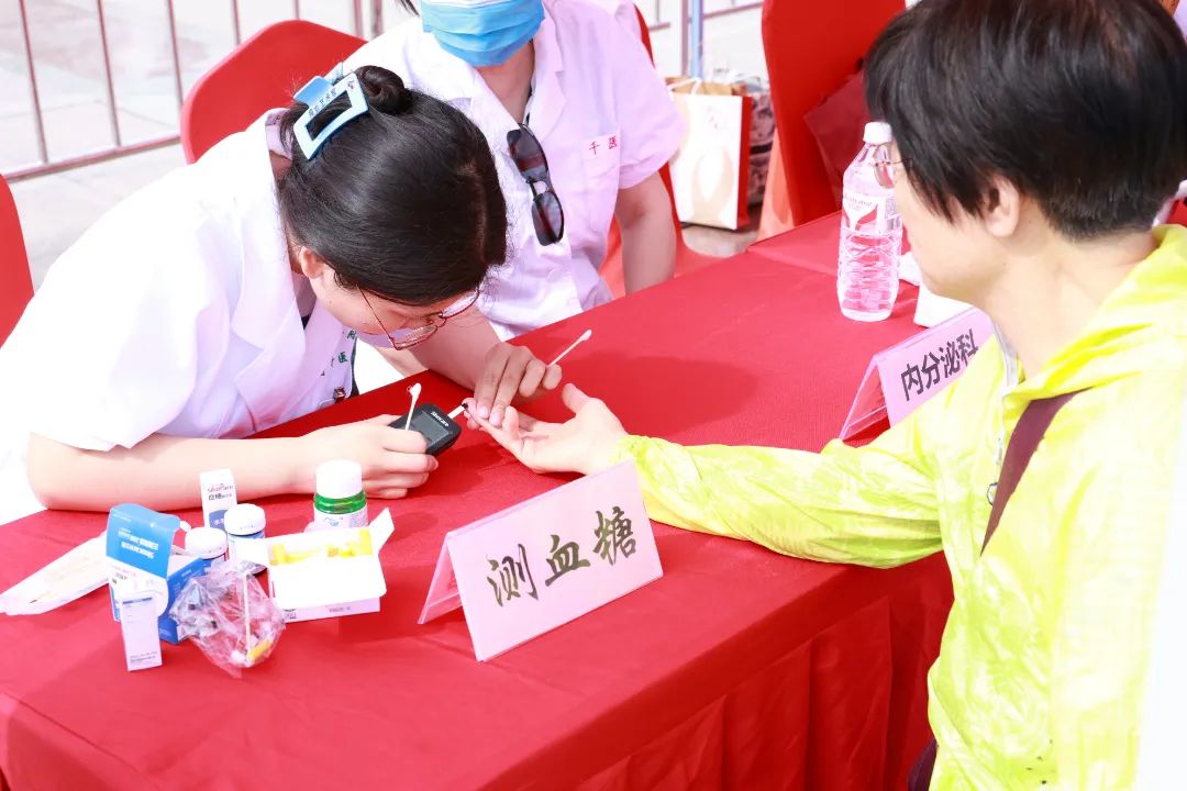 山一大一附院组团参加“传承红医精神，护佑百姓健康”济南泉城广场义诊活动