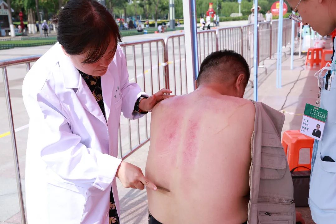 山一大一附院组团参加“传承红医精神，护佑百姓健康”济南泉城广场义诊活动