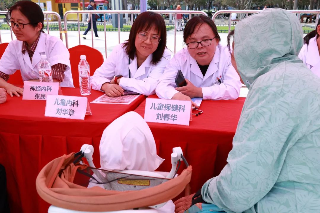 山一大一附院组团参加“传承红医精神，护佑百姓健康”济南泉城广场义诊活动
