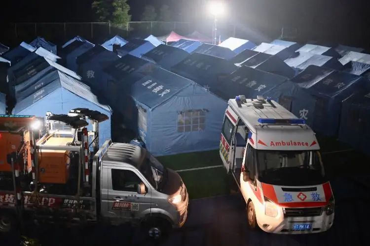 四川芦山6.1级地震后首夜：中学成临时安置点，饮食饮水均有保障