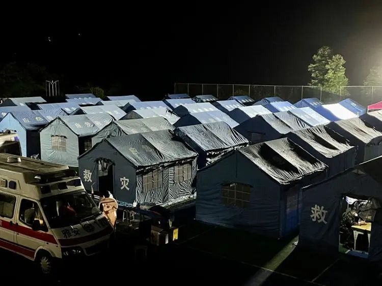 四川芦山6.1级地震后首夜：中学成临时安置点，饮食饮水均有保障