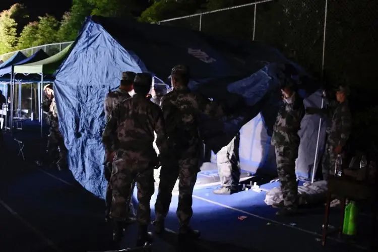 四川芦山6.1级地震后首夜：中学成临时安置点，饮食饮水均有保障