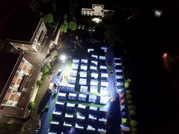四川芦山6.1级地震后首夜：中学成临时安置点，饮食饮水均有保障