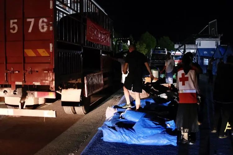 四川芦山6.1级地震后首夜：中学成临时安置点，饮食饮水均有保障