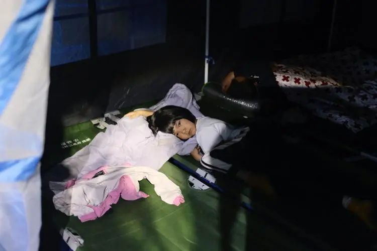 四川芦山6.1级地震后首夜：中学成临时安置点，饮食饮水均有保障