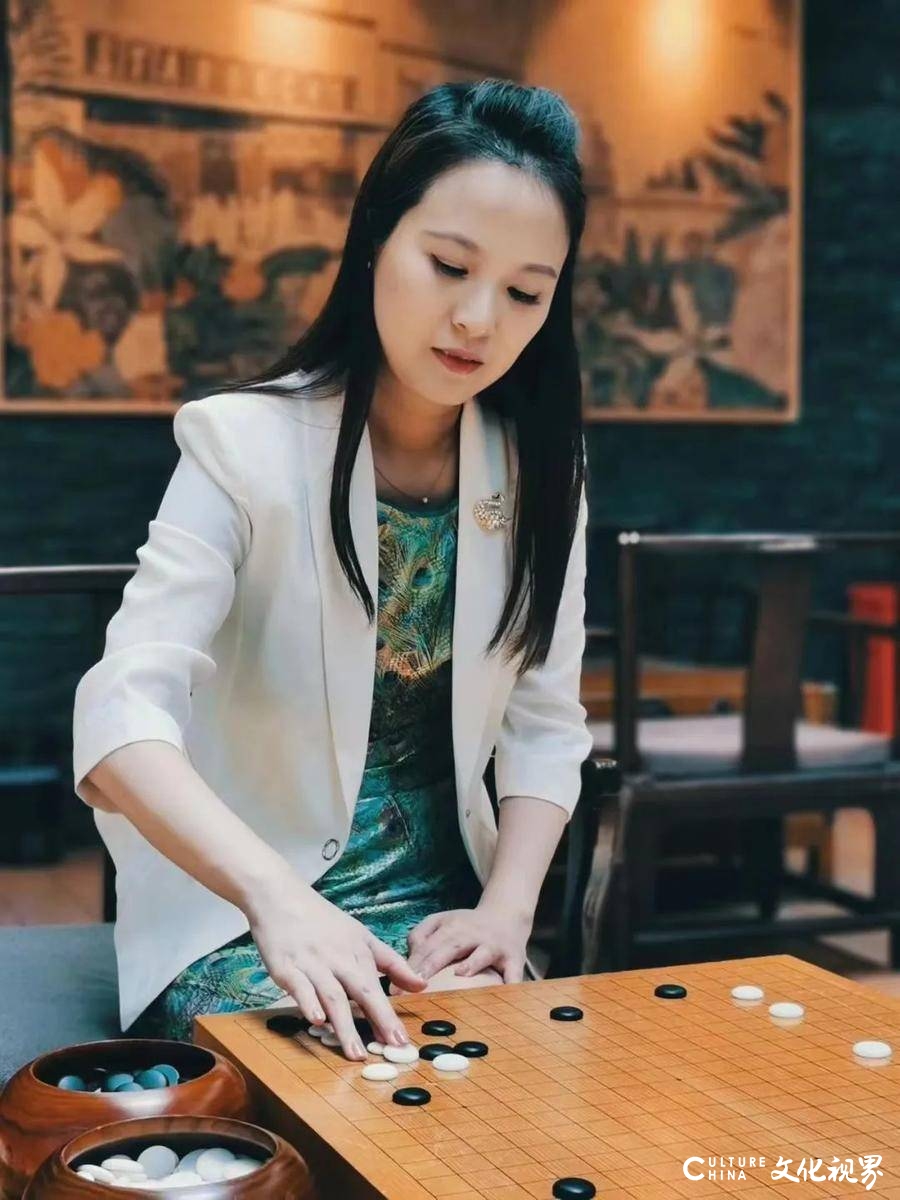 男女四人同下一盘棋 名人围棋赛摆擂酱香酒都