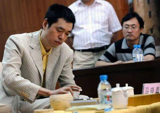 男女四人同下一盘棋 名人围棋赛摆擂酱香酒都