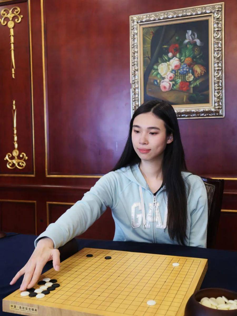男女四人同下一盘棋 名人围棋赛摆擂酱香酒都