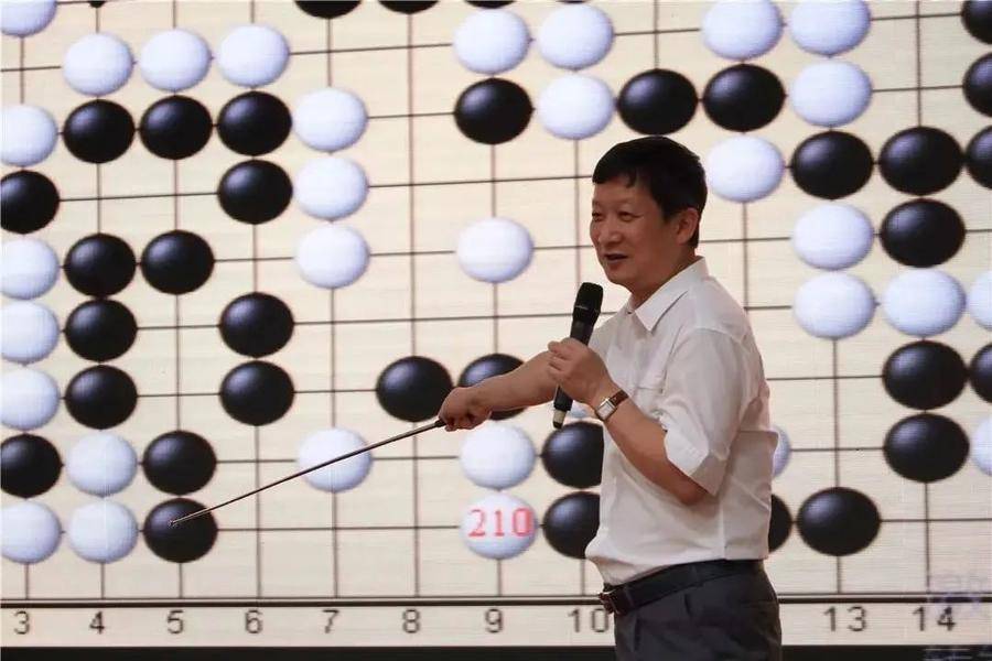 男女四人同下一盘棋 名人围棋赛摆擂酱香酒都