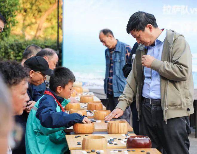男女四人同下一盘棋 名人围棋赛摆擂酱香酒都