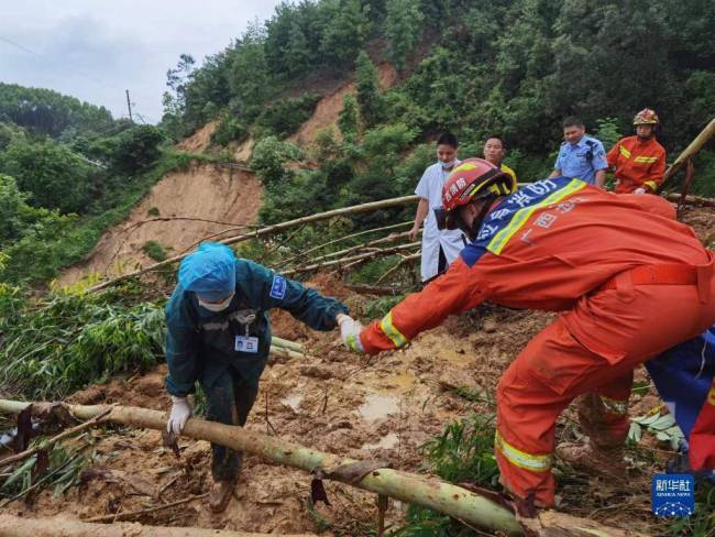 广西遭遇持续强降雨，北流市发生泥石流灾害致7人死亡1人失联