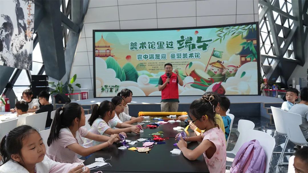 共抒家国情丨济南市美术馆（济南画院）举办“囊中满是爱·童聚美术馆”端午活动
