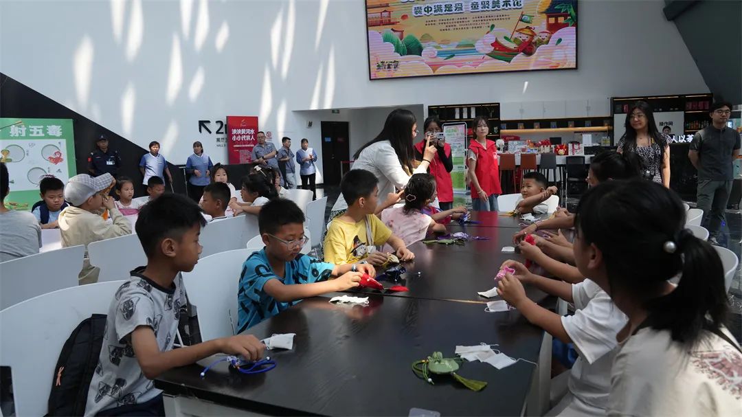 共抒家国情丨济南市美术馆（济南画院）举办“囊中满是爱·童聚美术馆”端午活动