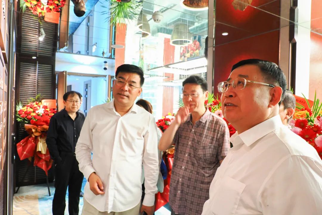 “向东 向海 画话荣成”油画作品展开幕暨“松海·逸珀”云端民宿授牌仪式在威海举办