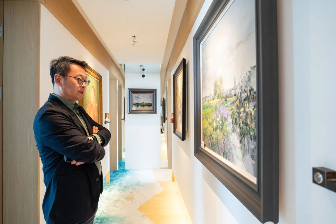 “向东 向海 画话荣成”油画作品展开幕暨“松海·逸珀”云端民宿授牌仪式在威海举办