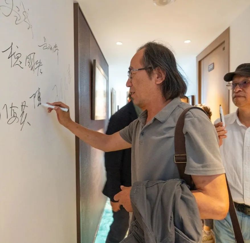 “向东 向海 画话荣成”油画作品展开幕暨“松海·逸珀”云端民宿授牌仪式在威海举办