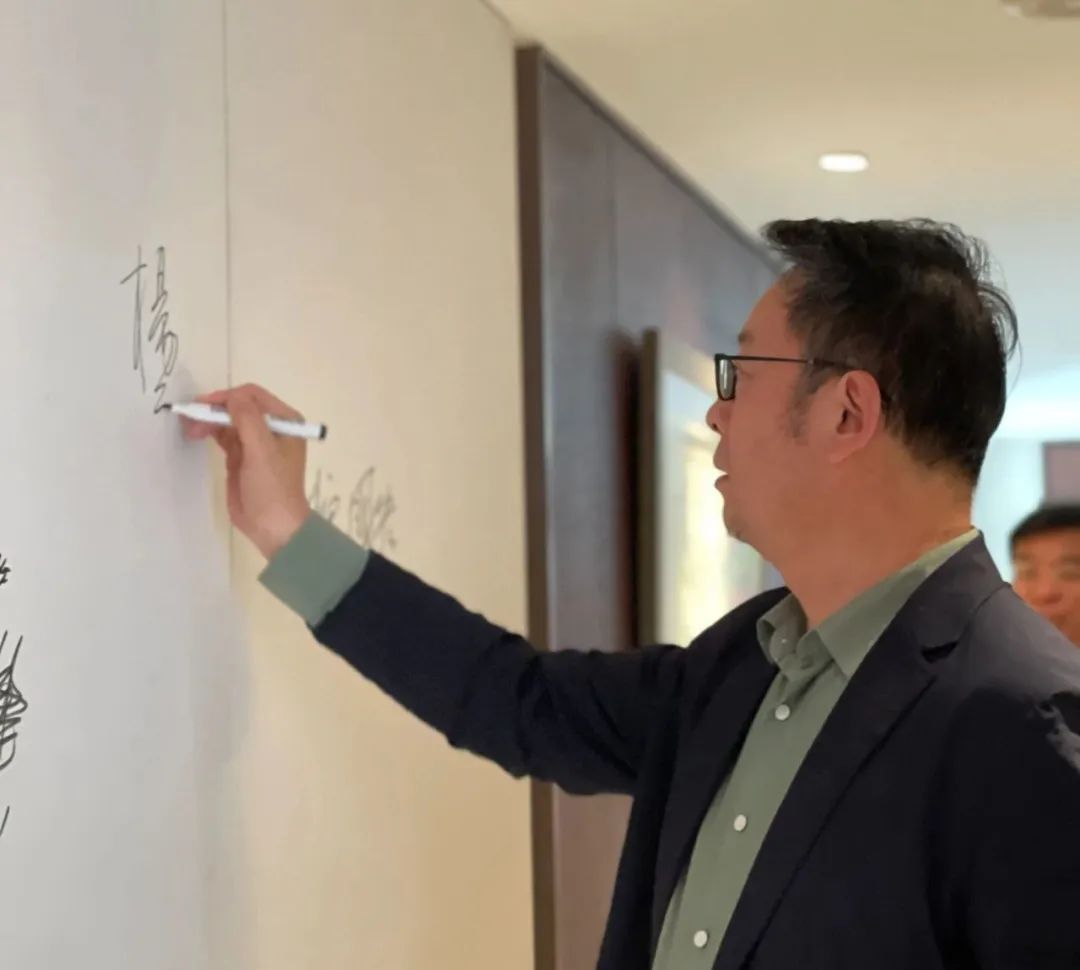 “向东 向海 画话荣成”油画作品展开幕暨“松海·逸珀”云端民宿授牌仪式在威海举办