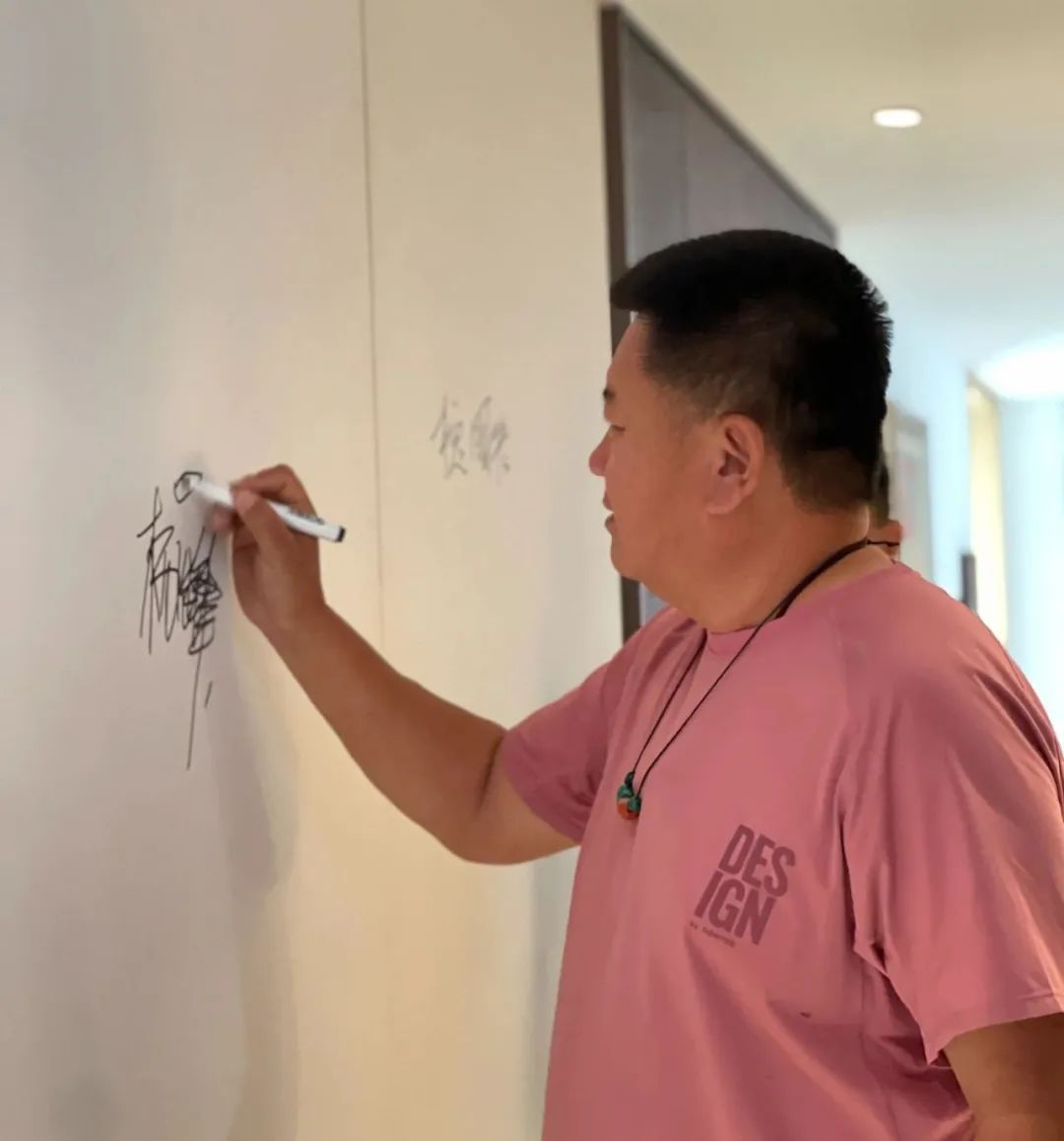 “向东 向海 画话荣成”油画作品展开幕暨“松海·逸珀”云端民宿授牌仪式在威海举办