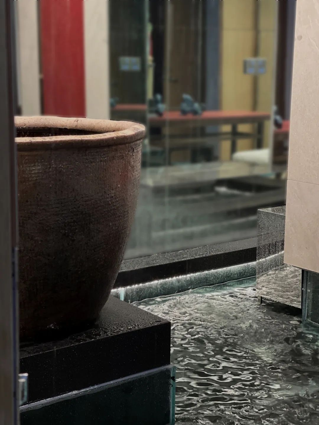 “向东 向海 画话荣成”油画作品展开幕暨“松海·逸珀”云端民宿授牌仪式在威海举办