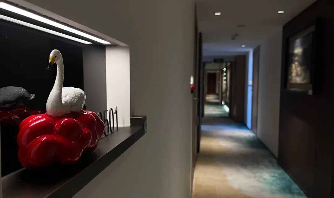 “向东 向海 画话荣成”油画作品展开幕暨“松海·逸珀”云端民宿授牌仪式在威海举办