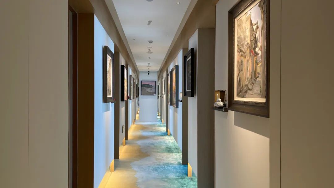“向东 向海 画话荣成”油画作品展开幕暨“松海·逸珀”云端民宿授牌仪式在威海举办