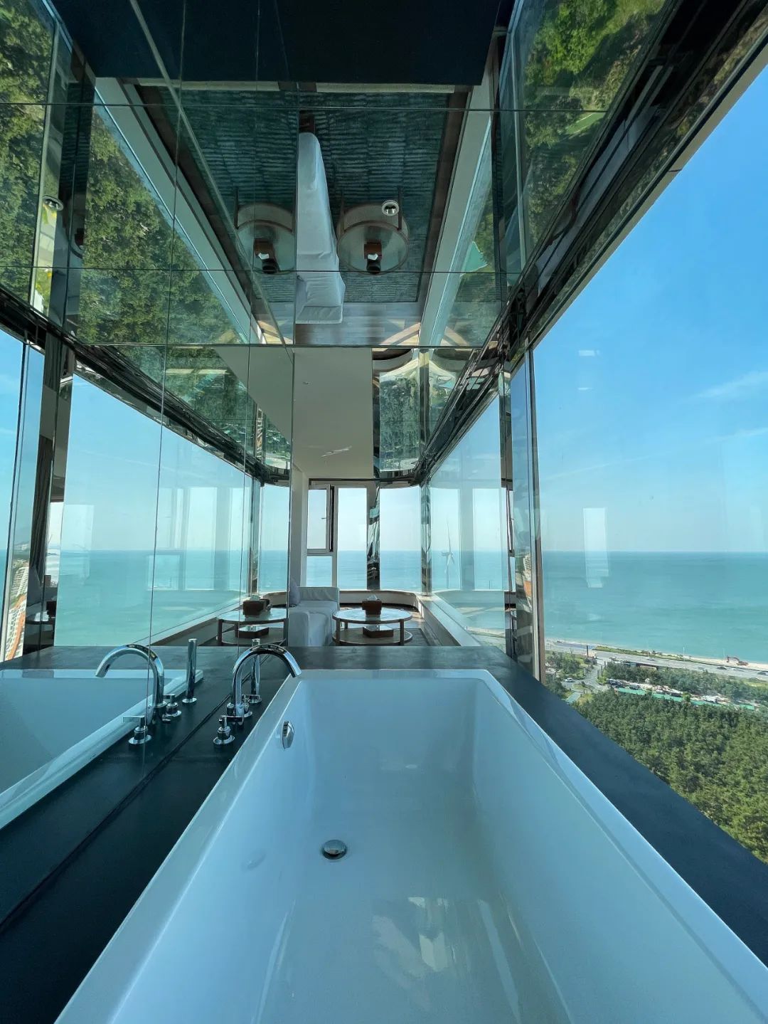 “向东 向海 画话荣成”油画作品展开幕暨“松海·逸珀”云端民宿授牌仪式在威海举办