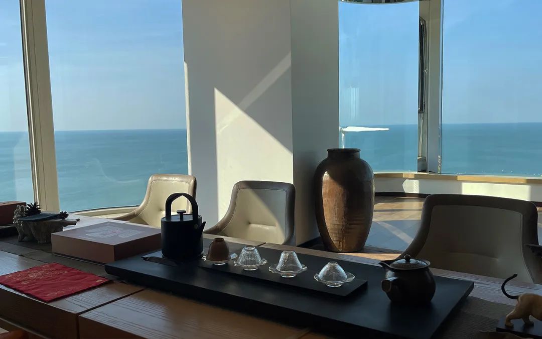 “向东 向海 画话荣成”油画作品展开幕暨“松海·逸珀”云端民宿授牌仪式在威海举办