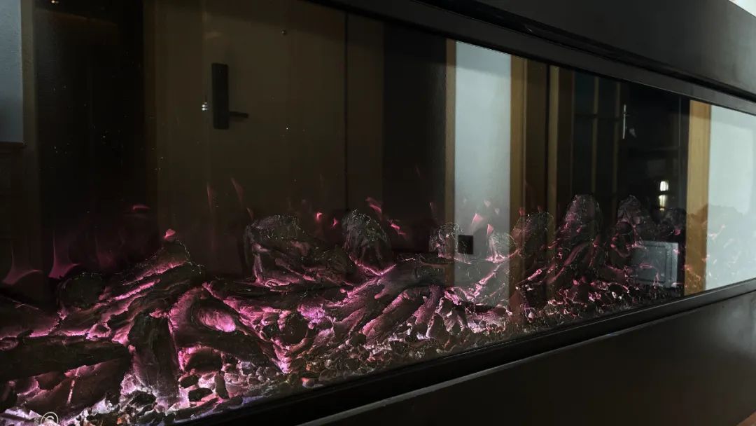 “向东 向海 画话荣成”油画作品展开幕暨“松海·逸珀”云端民宿授牌仪式在威海举办