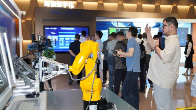 探“灯塔”，觅指南 | 中国电气装备集团交流团走进卡奥斯