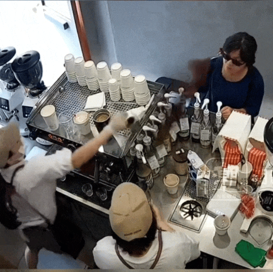 一天内店员与顾客多次起冲突，manner咖啡深夜致歉！有员工称8小时内要做500杯咖啡，创始人夫妇频登富豪榜