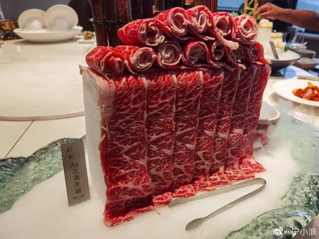 大v宁小浪：在济南和牛先生 品尝a5牛肉