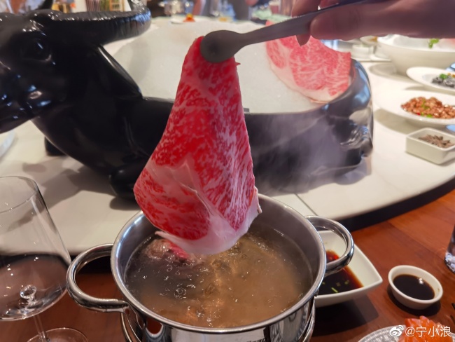 大v宁小浪：在济南和牛先生 品尝a5牛肉