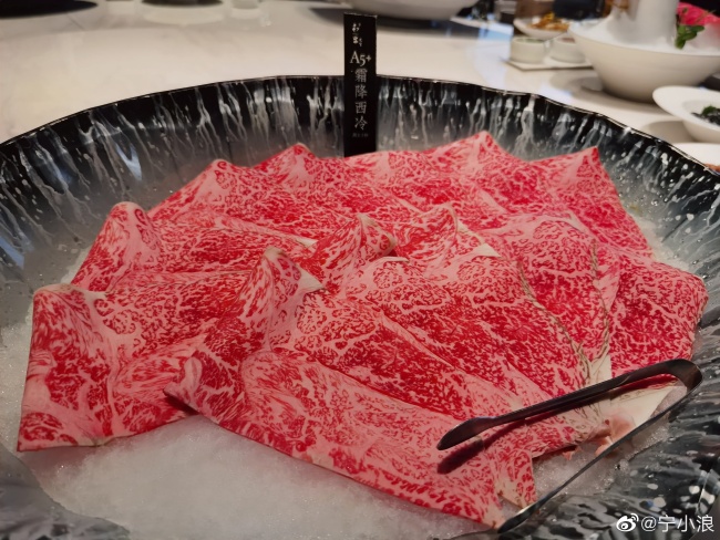 大v宁小浪：在济南和牛先生 品尝a5牛肉