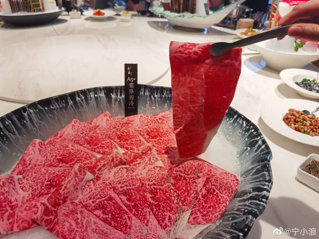 大v宁小浪：在济南和牛先生 品尝a5牛肉