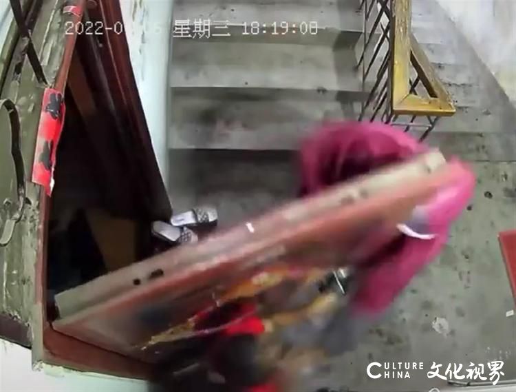 烟台莱阳警方通报“母女进家门被雨衣男拖拽”：嫌疑人已被刑拘