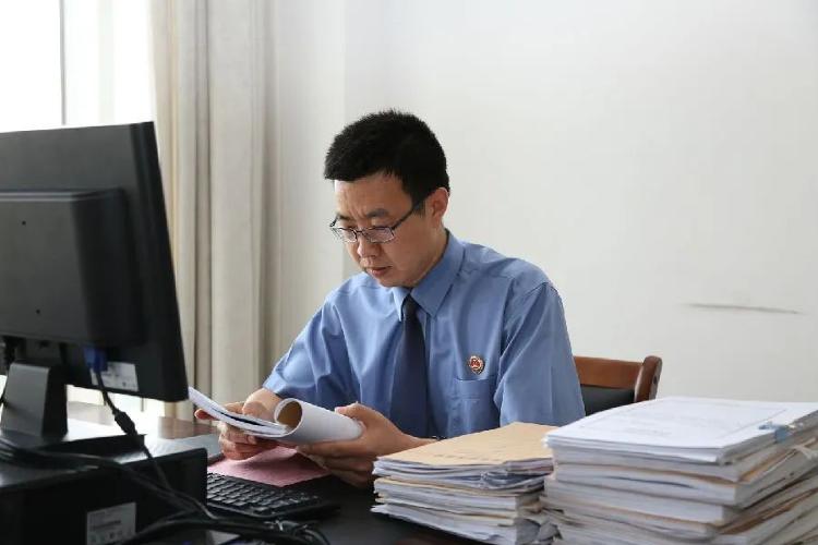 为女儿上好大学“铺路”，滨州市某银行行长被骗26次涉案金额3.5亿元
